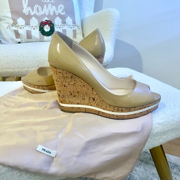 Classic and timeless beige patent leather Prada wedge cork heels - Picture 5 of 13